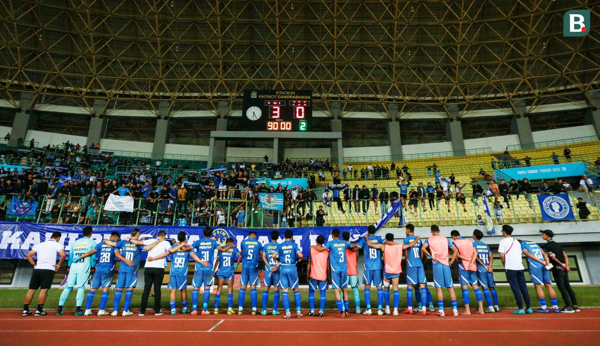 Pemain PSIM Yogyakarta memberikan penghormatan untuk suporter mereka yang telah datang ke lapangan saat laga lanjutan Grup B Liga 2 2022/2023 antara FC Bekasi City melawan PSIM Yogyakarta di Stadion Patriot Candrabhaga, Bekasi, Senin (19/09/2022). (Bola.com/Bagaskara Lazuardi)