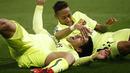 Selebrasi gol Neymar dan Luis Suarez usai mencetak gol ke gawang Paris Sainnt-Germain. (EPA/Yoan Valat)