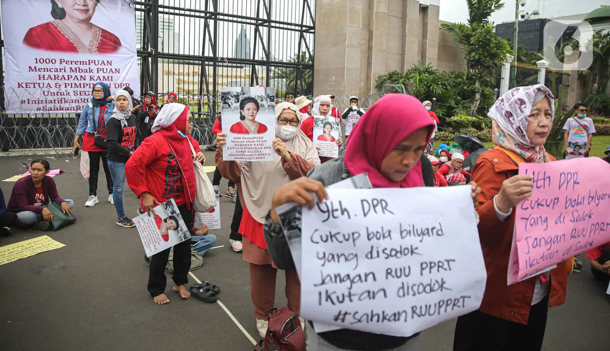 Peserta aksi dari kalangan perempuan melakukan demonstrasi di depan Gedung DPR RI, Jakarta, Rabu (8/3/2023). Aksi demonstrasi ini dilakukan tepat di Hari Perempuan Internasional. (Liputan6.com/Faizal Fanani)