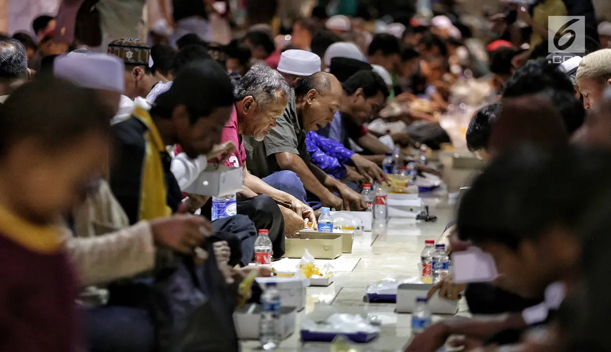 Umat muslim buka puasa bersama di Masjid Istiqlal, Jakarta, Senin (6/5/2019). Seluruh pembiayaan takjil untuk berbuka puasa bersama ini bersumber dari anggaran masjid dan sumbangan masyarakat. (Liputan6.com/Faizal Fanani)