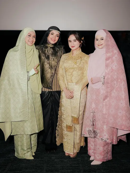 Melengkapi penampilannya, disematkan bros emas tumpuk yang Tissa makin terlihat nigrat [@tissabiani]