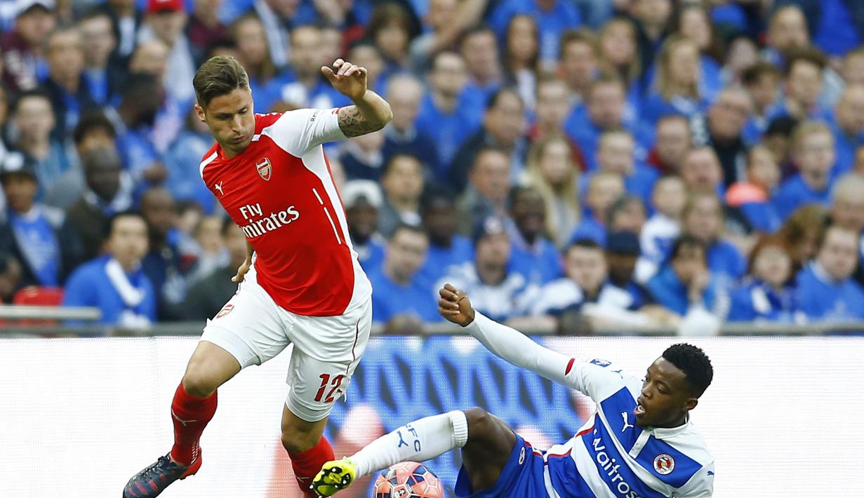 Penyerang Arsenal, Olivier Giroud berusaha merebut bola dari pemain Reading  Nathaniel Chalobah