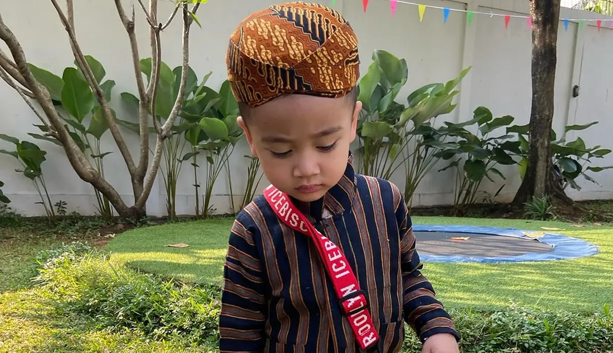 Pakaian adat Jawa itu dikenakan Cipung sebagai kostum 17-an. Biasanya, pakaian ini dipakai oleh kaum pria sebagai acara adat atau kebudayaan tertentu. Dalam filosofi Jawa, pakaian adat Jawa bermotif garis-garis ini melambangkan kesederhanaan. Cipung juga memakai blangkon sebagai penyempurna. (Liputan6.com/IG/@raffinagita1717)