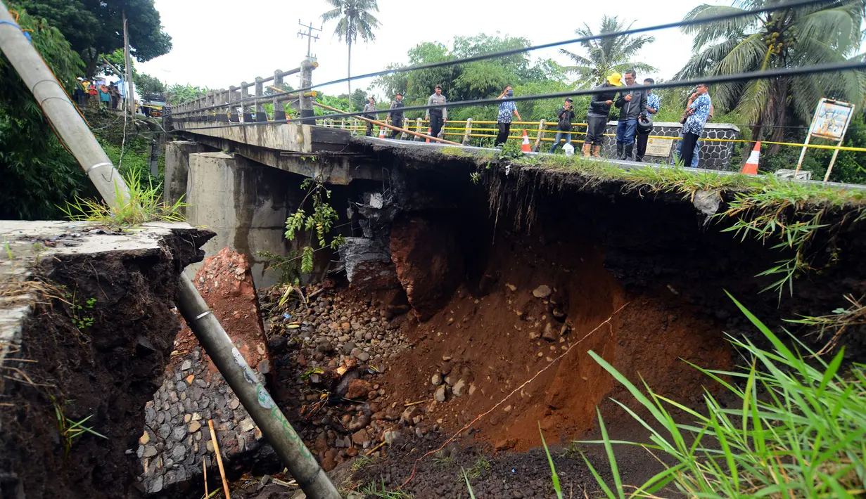 Kamis (24/7/14) dini hari, fondasi jembatan Cibaruyan di Kampung Cianda, Ciamis, Jawa Barat ambrol. (ANTARA FOTO/Adeng Bustomi)