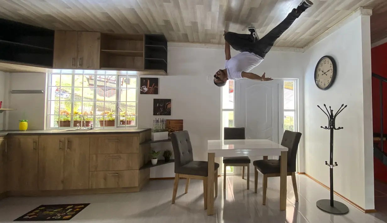 FOTO: Rumah Terbalik di Kolombia Tarik Pengunjung - Foto Liputan6.com