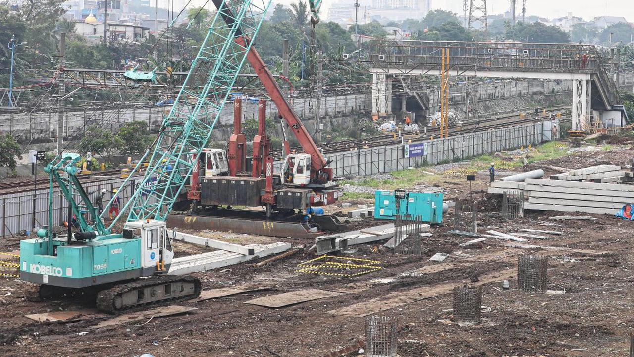 Suasana aktivitas pengerjaan proyek perluasan Stasiun Kereta Api Tanah Abang di Jakarta, Jumat (9/8/2024).<br>Kementerian Perhubungan menargetkan proyek perluasan Stasiun Tanah Abang dapat dirampungkan pada akhir 2024.&nbsp;Foto: Liputan6.com/Angga Yuniar