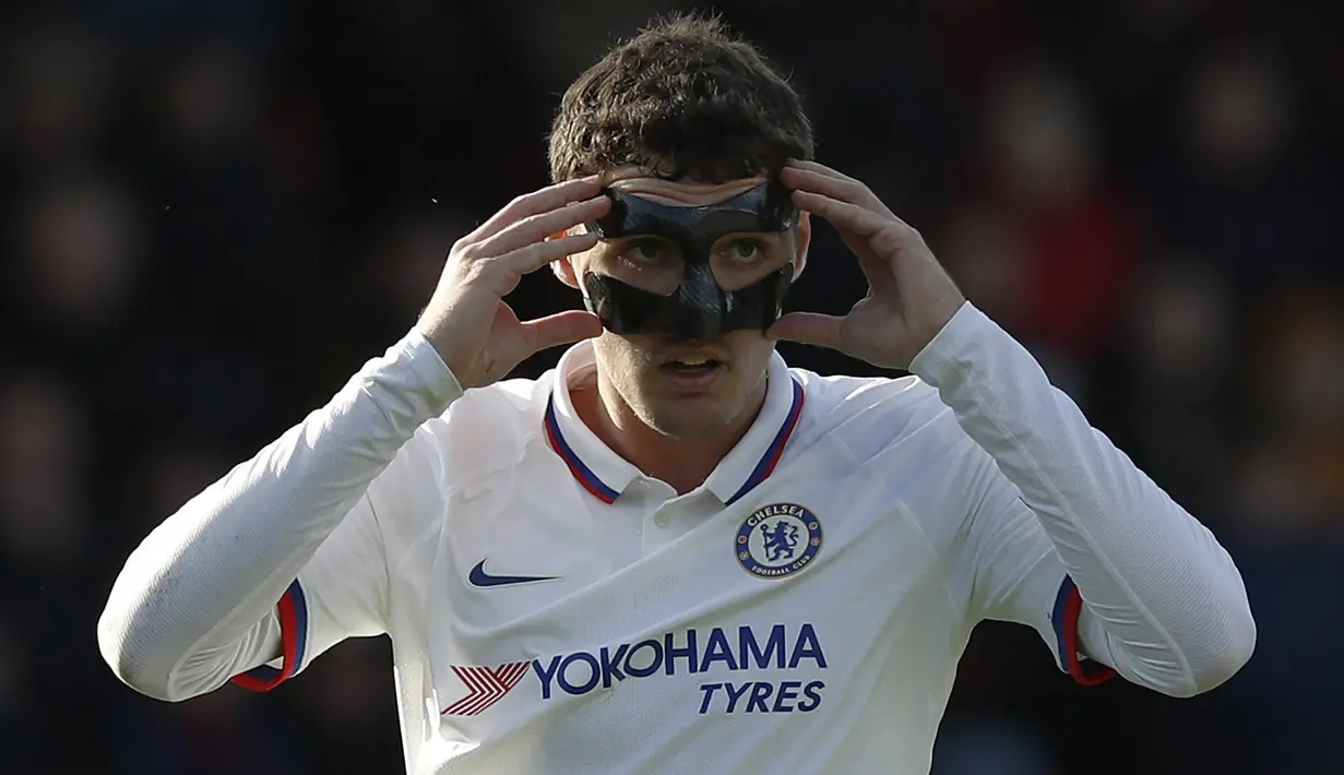 Andreas Christensen. Bek tengah Denmark berusia 26 tahun yang baru saja bergabung dengan Barcelona di awal musim 2022/2023 ini sebelumnya membela Chelsea mulai 2015/2016 hingga 2021/2022. Pada laga Liga Inggris 2019/2020 pekan ke-26 saat Chelsea menjamu Manchester United (17/2/2020) ia mengalami cedera patah tulang hidung usai terkena sikutan Anthony Martial. Hasilnya ia harus mengenakan topeng untuk melindungi cederanya pada beberapa laga. (AFP/Adrian Dennis)