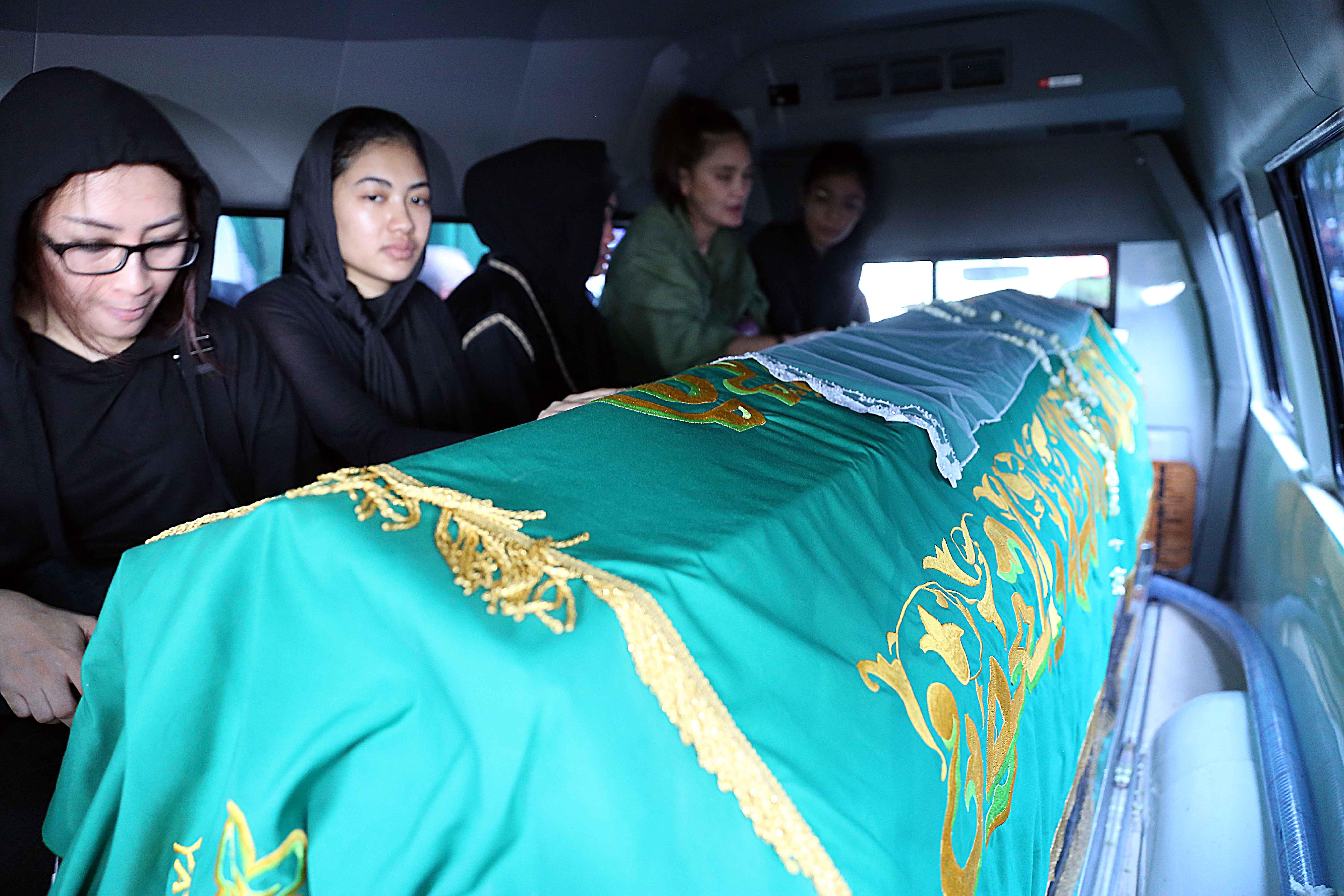 Sekitar pukul 15.40 WIB, Salat Jenazah dipimpin oleh Ustadz Zaki Mirza setelah sebelumnya Eko Patrio memberikan sambutan sepatah dua patah kata tentang perjuangan Julia Perez melawan penyakitnya. Puluhan orang ikut salat jenazah. (Nurwahyunan/Bintang.com)