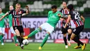 Gelandang Eintracht Frankfurt, Makoto Hasebe, berebut bola dengan pemain Werder Bremen pada laga lanjutan Bundesliga di Weser Stadion, Kamis (4/6/2020) dini hari WIB. Frankfurt menang 3-0 atas Bremen. (AFP/Stuart Franklin/pool)