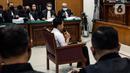 Terdakwa Richard Eliezer Pudihang Lumiu menjalani sidang lanjutan dalam kasus pembunuhan Brigadir Yosua Hutabarat di Pengadilan Negeri Jakarta Selatan, Rabu (18/1/2023).  Richard Eliezer didakwa bersama tiga orang lain, yakni Ferdy Sambo, Ricky Rizal, dan Kuat Ma’ruf dengan Pasal 340 KUHP jo Pasal 55 ayat (1) ke-1 KUHP subsider Pasal 338 KUHP jo Pasal 55 ayat (1) ke-1 KUHP. (Liputan6.com/Johan Tallo)