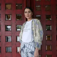 Perempuan yang mengawali kariernya di dunia modeling, Senk Lotta menjadi salah satu pemain dalam pagelaran wayang orang berjudul Srikandi Nekat. (Daniel Kampua/Bintang.com)