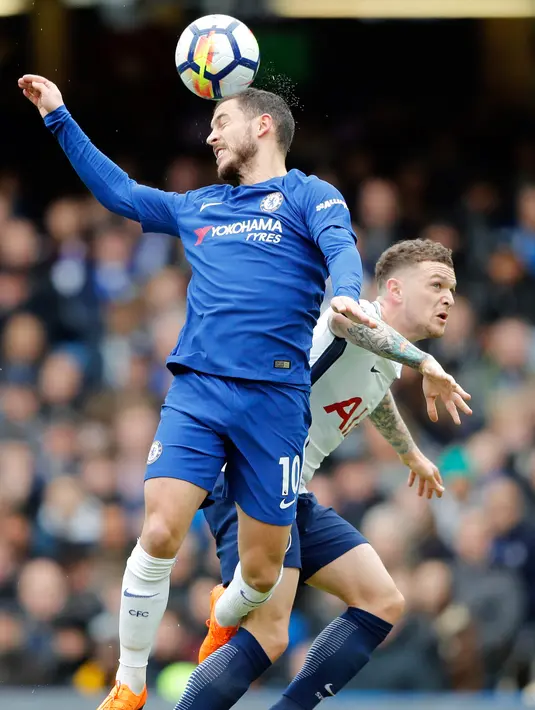 Pemain Chelsea Eden Hazard berebut bola dengan pemain Tottenham Hotspur Kieran Trippier saat pertandingan Liga Inggris di Stamford Bridge, London (4/1). Chelsea harus menelan kekalahan di kandang sendiri dengan skor 1-3. (AP Photo / Frank Augstein)