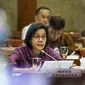 Menteri Keuangan Sri Mulyani Indrawati mengikuti rapat kerja dengan Komisi XI DPR RI di Kompleks Parlemen, Senayan, Jakarta, Senin (17/6/2019). Pemerintah bersama Komisi XI DPR RI kembali melakukan pembahasan mengenai asumsi dasar makro dalam RAPBN 2020. (Liputan6.com/Johan Tallo)