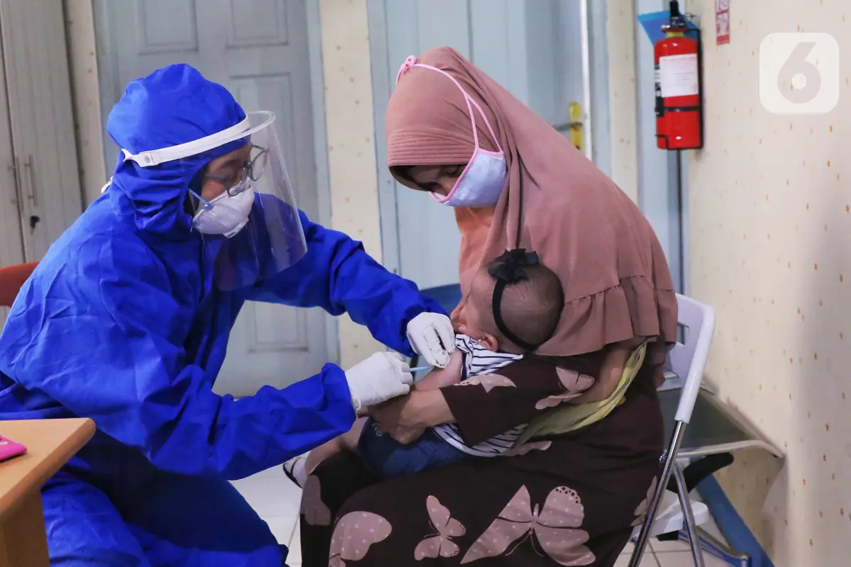 FOTO: Berikan Imunisasi, Bidan di Tangerang Kenakan APD Lengkap