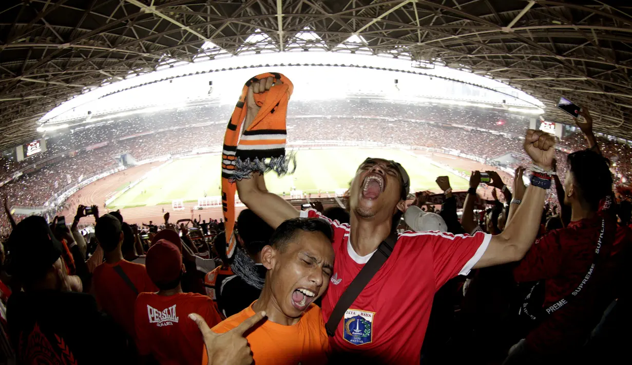 Suporter Persija Jakarta merayakan gelar juara Liga 1 di SUGBK, Jakarta, Minggu (09/12). Persija menang 2-1 atas Mitra Kukar. (Bola.com/M Iqbal Ichsan)