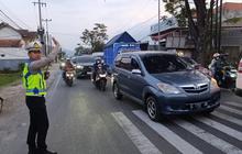 Polisi Tertibkan Truk di Jalur Garut-Bandung: Tahukah Anda, Ini Alasan Utama Cegah Macet Libur Panjang?