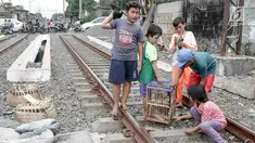 Anak-anak bermain di sekitar rel kereta api di kawasan Pademangan, Jakarta, Kamis (8/11). Kurangnya lahan bermain menyebabkan anak-anak tersebut bermain di tempat yang tidak semestinya dan membahayakan keselamatan. (Liputan6.com/Immanuel Antonius)