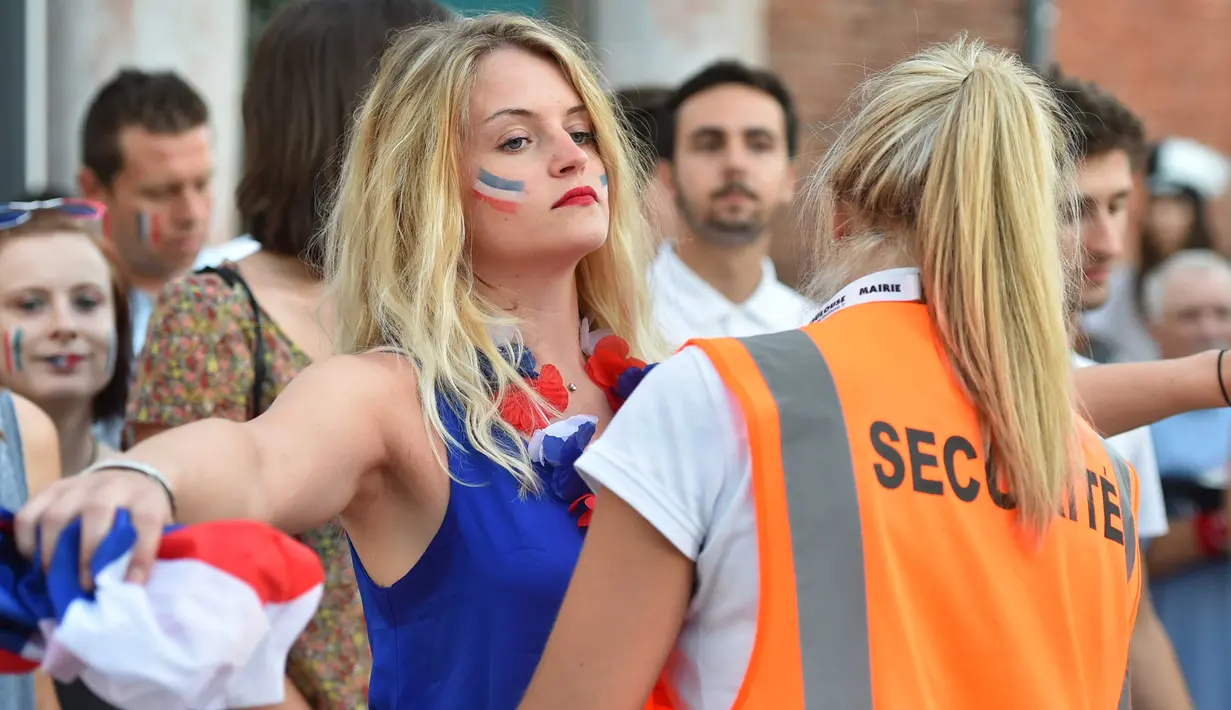 Fans cantik Prancis saat diperiksa pihak keamanan sebelum memasuki fan zone pada laga piala Eropa 2016  antara Prancis melawan Islandia di Toulouse , (3/7/2016). (AFP/RÈmy Gabalda)