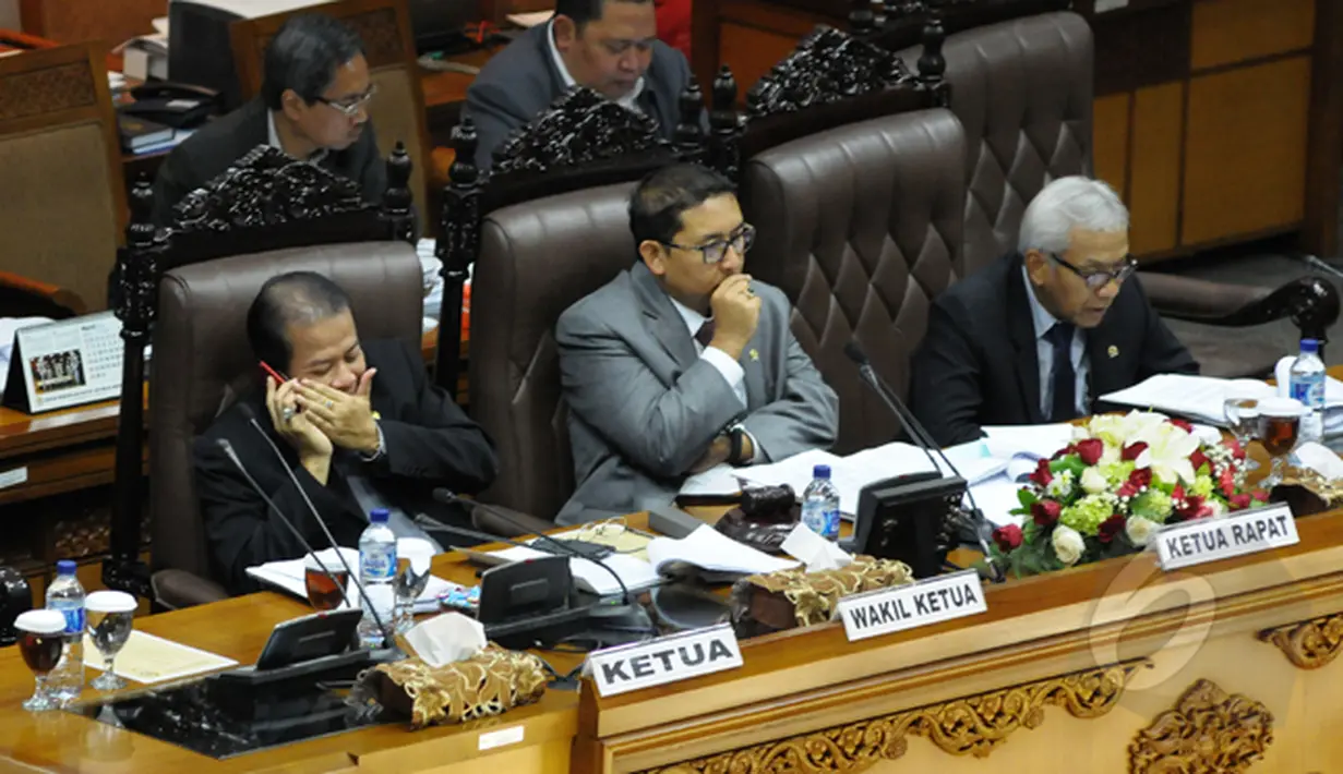Tiga ekspresi wajah yang berbeda antara Ketua rapat paripurna Fadli Zon (tengah), Agus Hermanto (kanan), Taufik Kurniawan saat memimpin rapat Paripurna DPR, Senayan, Jakarta (09/02/2015). (Liputan6.com/Andrian M Tunay)