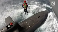 Macron langsung terjun dari helikopter ke kapal selam Le Terrible.