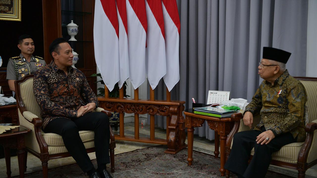 Menteri Agraria dan Tata Ruang/Kepala Badan Pertanahan Nasional (ATR/BPN) Agus Harimurti Yudhoyono (AHY) menemui Wakil Presiden (Wapres) Ma’ruf Amin di kediaman dinasnya, daerah Jakarta Pusat, Sabtu (24/2/2024). (Merdeka.com/Bachtiarudin Alam)