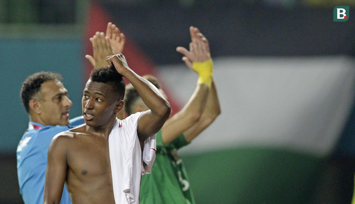 Para pemain Palestina melakukan selebrasi usai mengalahkan Indonesia pada laga Asian Games di Stadion Patriot, Jawa Barat, Rabu (15/8/2018). Indonesia takluk 1-2 dari Palestina. (Bola.com/Peksi Cahyo)