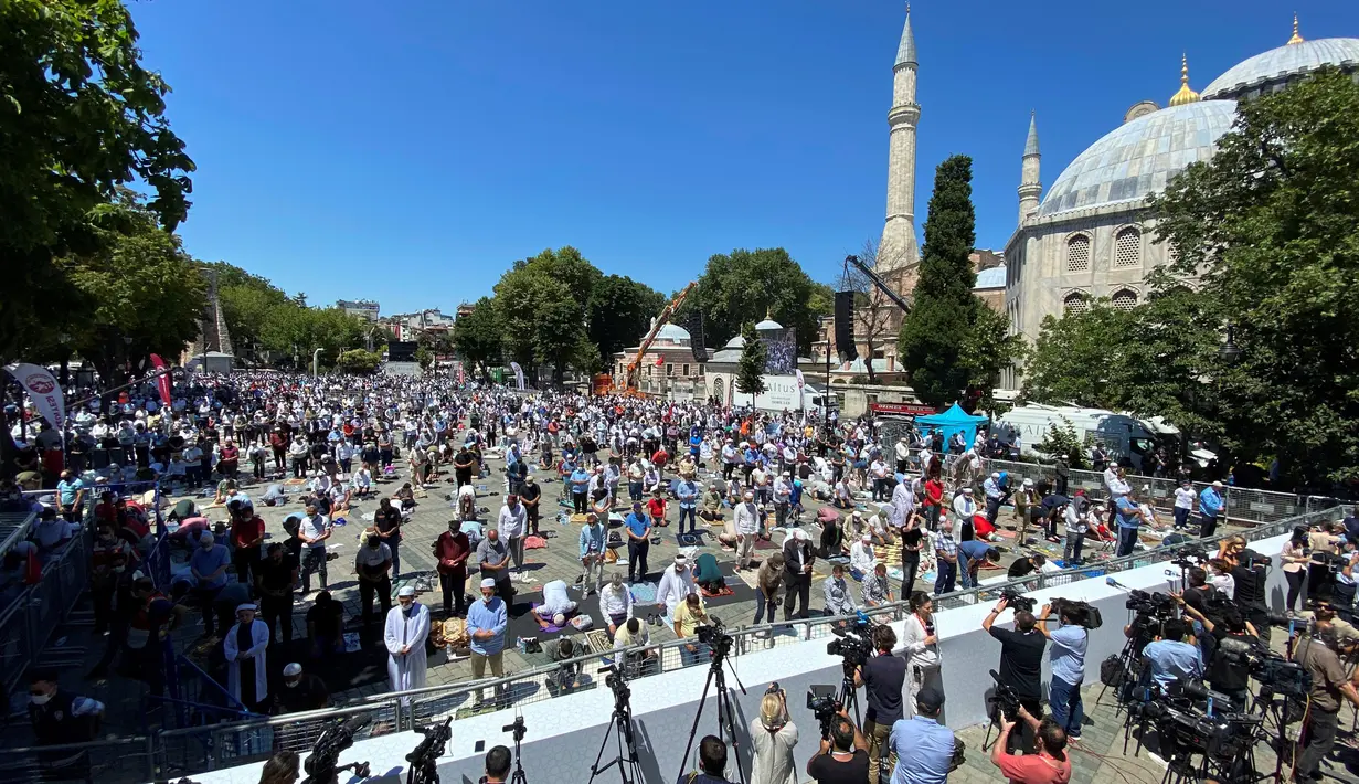Umat muslim berdoa saat salat Jumat di distrik bersejarah Sultanahmet, dekat Hagia Sophia, Istanbul, Turki, Jumat (24/7/2020). Umat muslim melaksanakan salat Jumat pertama di Hagia Sophia dalam 86 tahun terakhir. (AP Photo/Mehmet Guzel)