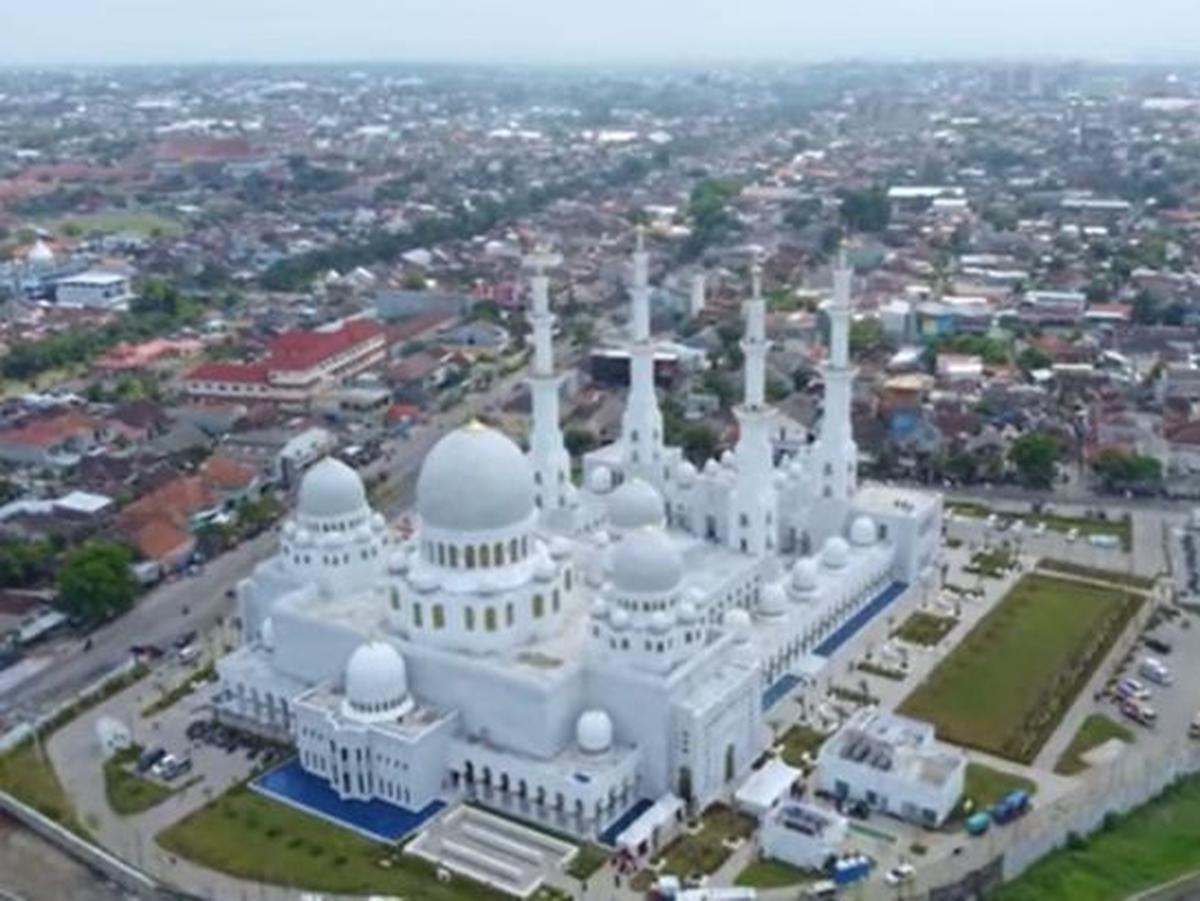PT&nbsp;Arsa, penanggung jawab karyawan outsourcing Masjid Sheikh Zayed Solo membantah memotong gaji karyawan. Kasus ini terjadi murni karena sistem penggajian.