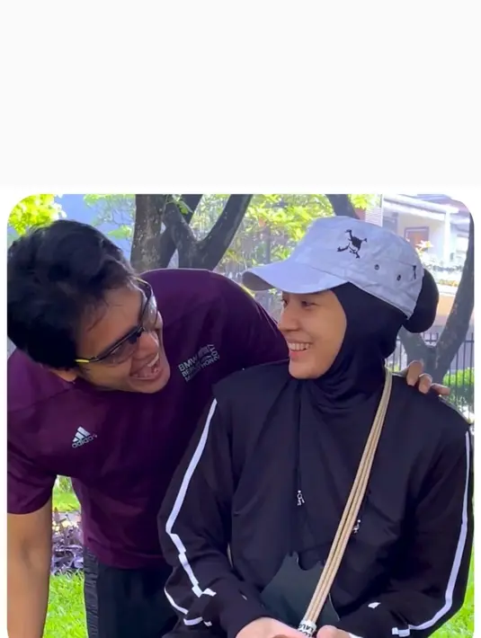 Kemesraan yang dipamerkan Dini Aminarti dan Dimas Seto bukan saja saat berada di rumah. Tapi juga ketika sedang berolahraga. (Foto: Instagram/@dimasseto_1)