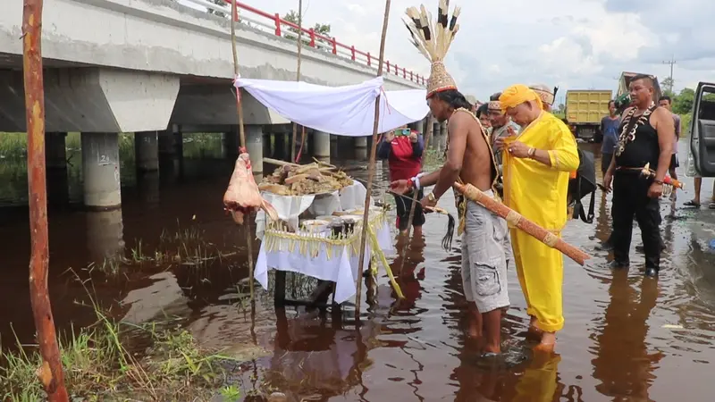 Cerita Kepala Adat Gelar Ritual Sebelum Peresmian Jalan Layang di Kalimantan Tengah