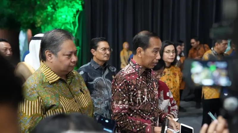 Presiden Joko Widodo bersama Menteri Koordinator Bidang Perekonomian Airlangga Hartarto dalam acara Festival Lingkungan, Iklim, Kehutanan dan Energi Baru Terbarukan (LIKE) 2, Jumat (9/8/2024) (Istimewa)