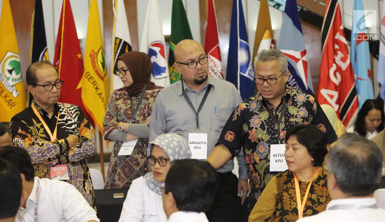 Ketua KPU RI Arief Budiman bersama para anggota komisioner menggelar simulasi proses pendaftaran capres dan cawapres di Gedung KPU RI, Jakarta, Kamis (9/8). KPU RI mensimulasikan desk untuk pendaftaran capres-cawapres. (Liputan6.com/Faizal Fanani)