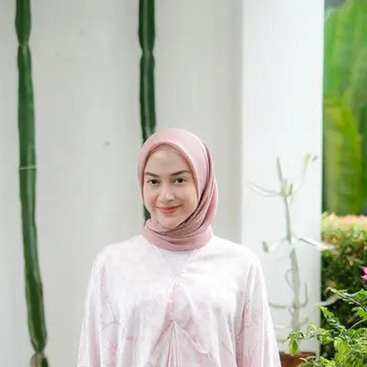 7 Ide Outfit Bukber, Siap Bikin Kamu Tampil Kece saat Bertemu Teman-Teman