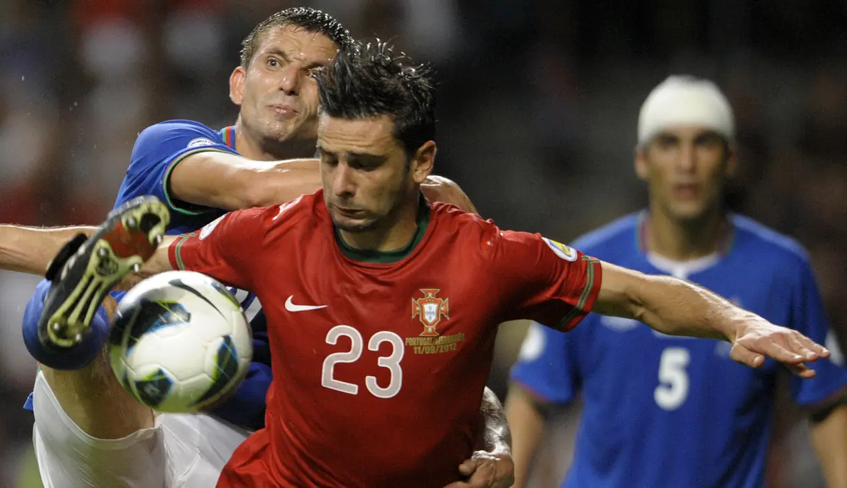 Helder Postiga. Gelandang Timnas Portugal ini pensiun dari timnas usai Piala Dunia 2014 saat berusia 32 tahun. Ia total tampil 71 kali dengan torehan 27 gol dan 3 assist. Ia menjadi bagian skuat Seleccao di Euro 2004, 2008 dan 2012 serta Piala Dunia 2006 dan 2014. (AFP/Miguel Riopa)