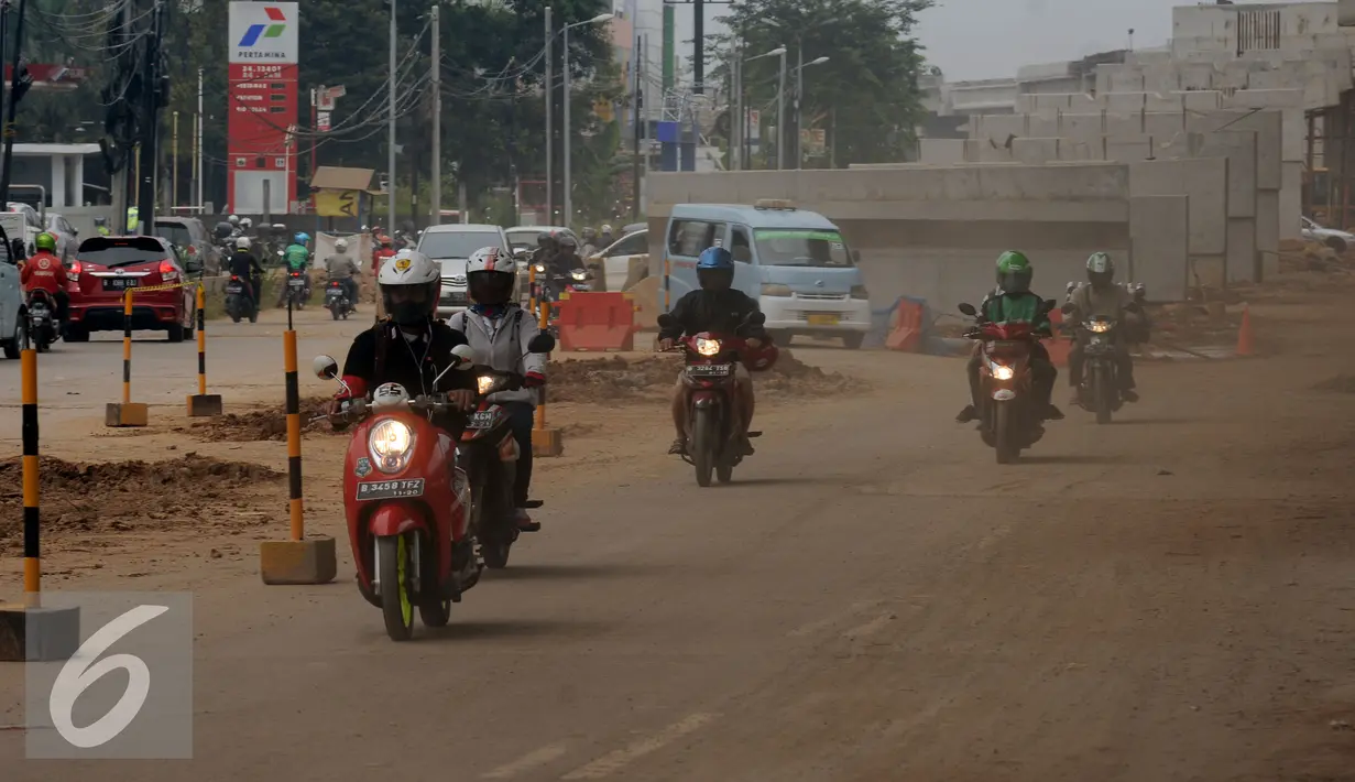 Pengemudi motor melintas ruas jalan Inspeksi Kalimalang yang berdebu, Jakarta, Selasa (14/6/2016). Jelang arus mudik Lebaran 2016, sebagian ruas jalan inspeksi Kalimalang masih terlihatrusak dan berlubang. (Liputan6.com/Helmi Fithriansyah)