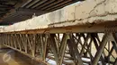 Warga melintasi jembatan di kolong jalan layang Kalibata Jakarta, Kamis (19/11/2015). Pemerintah Provinsi DKI Jakarta segera melakukan pembongkaran jembatan Kalibata untuk mengatasi banjir akibat penumpukan sampah. (Liputan6.com/Helmi Fithriansyah)