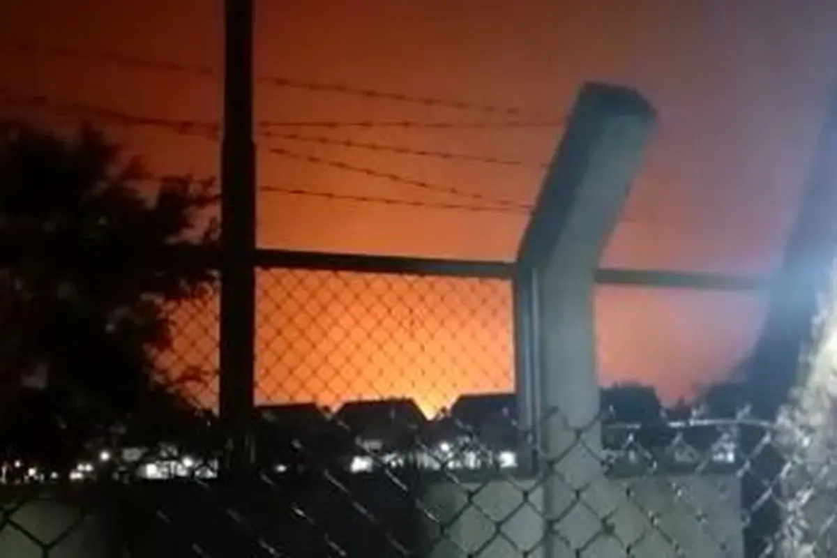 Kebakaran Kilang Pertamina Cilacap, Sabtu malam(13/11/2021). (Tangkapan layar video/Istimewa)