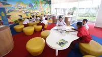 Siswa Sekolah Dasar (SD) membaca buku di ruang baca Perpustakaan Nasional (Perpusnas), Jakarta, Selasa (18/2/2020). Selain megah dan memiliki koleksi lengkap, Perpusnas juga menyediakan ruangan perpustakaan untuk anak-anak, layanan untuk penyandang disabilitas dan lansia. (Liputan6.com/Angga Yuniar)