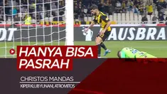 Berita video momen kiper klub Yunani, Atromitos, Christos Mandas, memilih untuk pasrah saja gawangnya kebobolan setelah ia melakukan blunder saat menghadapi AEK Athens.