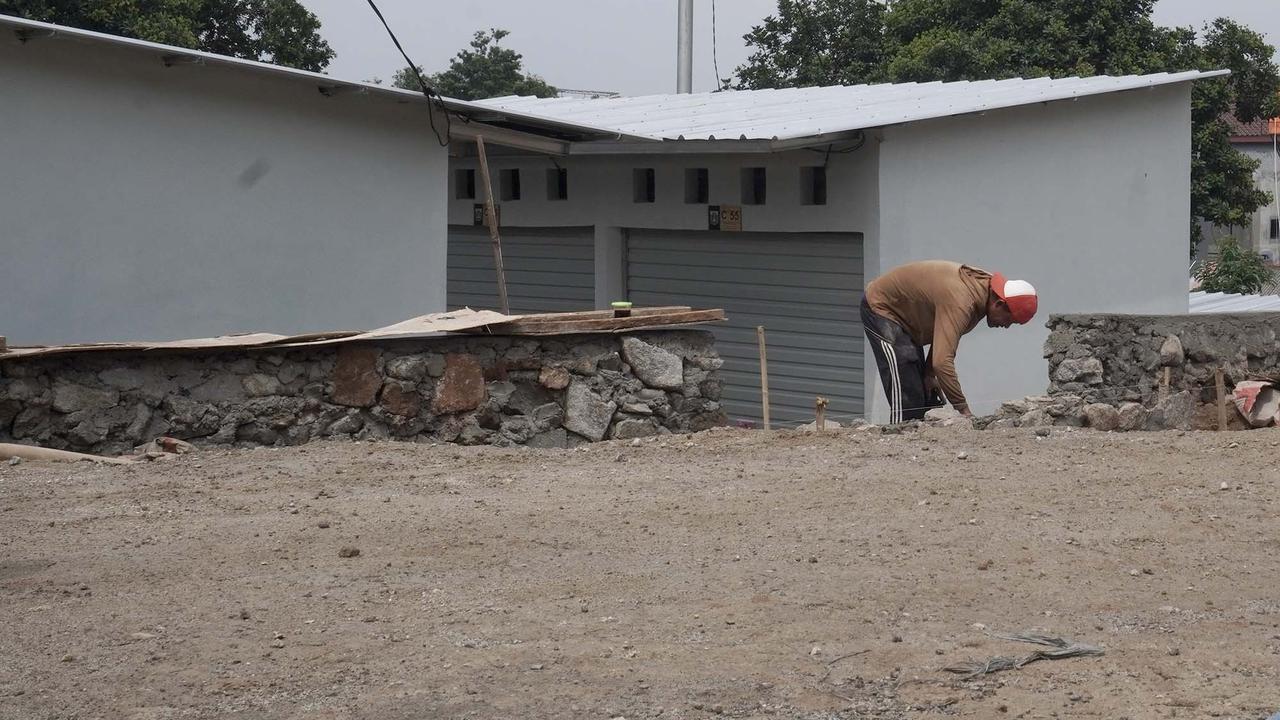 FOTO: Pasar Relokasi Pedagang Pasar Barito di Lenteng Agung masih Sepi