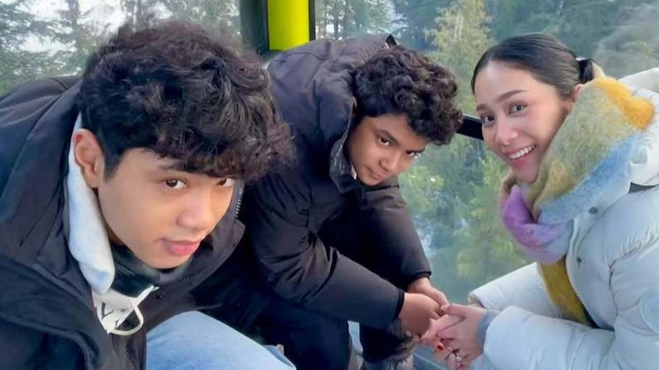 Ibu dan Anak Kayak Seumuran, Potret Bunga Zainal Asyik Main Salju di Kanada Bareng Dua Putra Gantengnya Dipuji