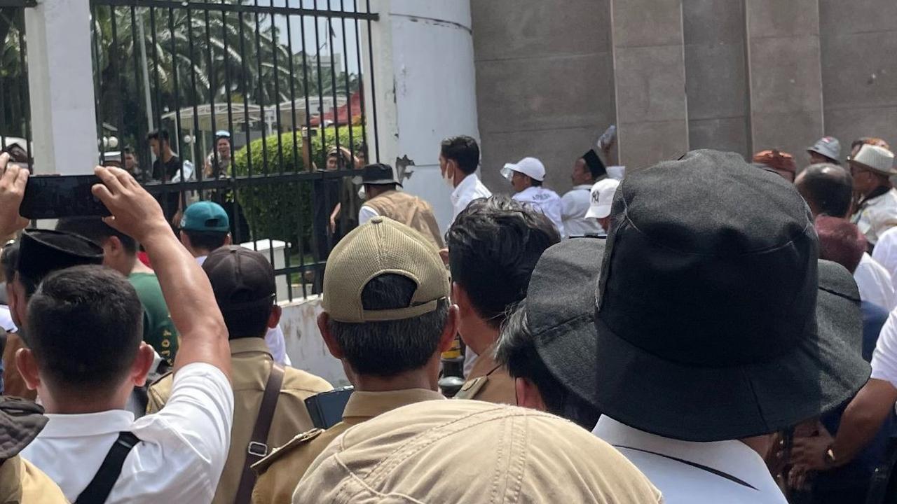 Demo Apdesi di DPR Memanas, Massa Rusak Pagar sampai Lempari Polisi Pakai Batu