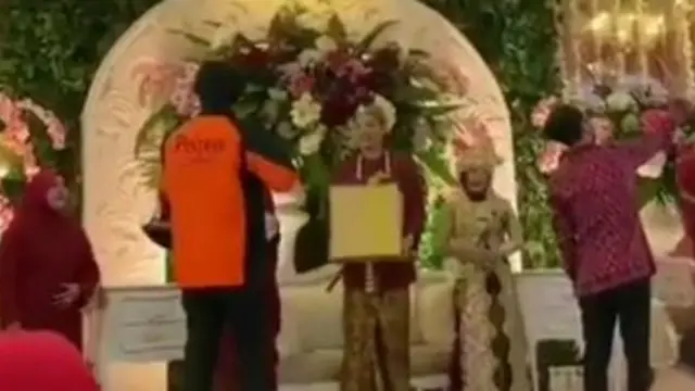 Aksi Kocak Kurir Antarkan Paket ke Acara Pernikahan