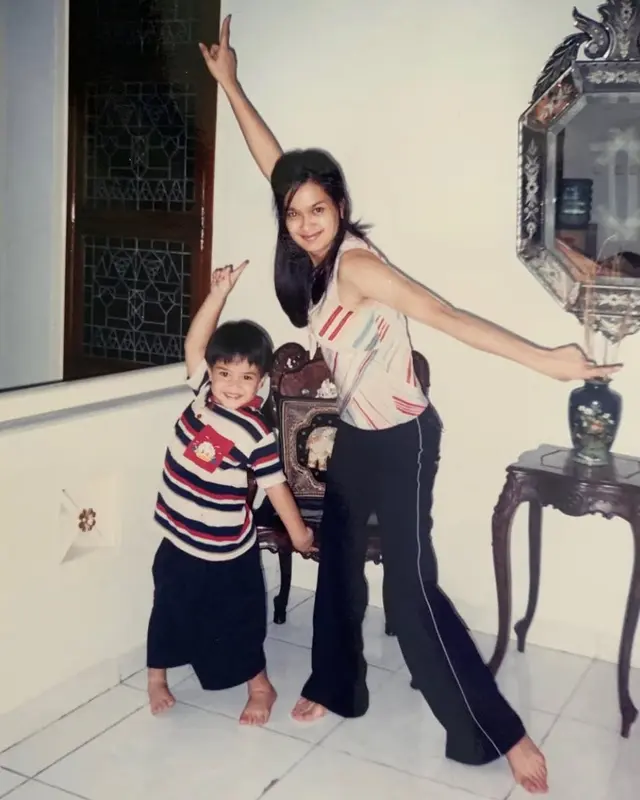 6 Potret jadul Donna Harun bareng anak ini buktikan sang aktris tak menua di usia lebih setengah abad