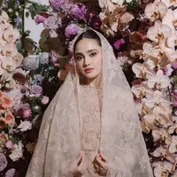 Lakukan pengajian, Syifa Hadju tampil begitu memukau dalam abaya brokat bernuansa pastel. Siluet sedrhana dipermasin dengan bordir yang memikat. [Foto: Instagram/ Syifa Hadju]