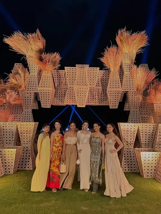 Nikita Willy memilih gaun panjang yang terbuka berwarna cokelat [@nikitawillyofficial94]