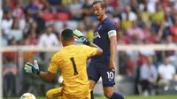 Striker Tottenham Hotspur Harry Kane menaklukkan kiper Real Madrid Keylor Navas pada laga Audi Cup 2019 di Allianz Arena, Selasa (30/7/2019). (AP Photo/Matthias Schrader)