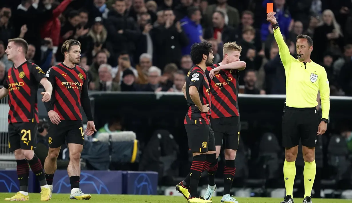 <p>Wasit Artur Soares Dias memberikan kartu merah kepada pemain Manchester City Sergio Gomez selama pertandingan grup G Liga Champions antara FC Copenhagen dan Manchester City, di Stadion Parken di Kopenhagen, Denmark, Selasa 11 Oktober 2022. FC Copenhagen bermain imbang atas City 0-0. (Liselotte Sabroe/Ritzau Scanpix via AP)</p>