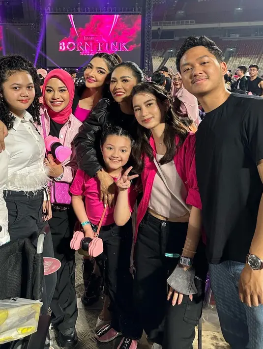 Dan masih banyak lagi warganet yang ingatannya kembali ke masa lalu Azriel. Sekedar informasi, beberapa tahun belakangan ini, hubungan Krisdayanti dengan anak-anak pernikahannya dengan Anang semakin membaik. Potret kedekatannya Ashanty dan Krisdayanti nonton bareng belum lama ini. [Instagram/krisdayantilemos]