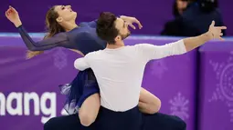 Atlet ice dancer Prancis, Gabriella Papadakis dan Guillaume Cizeron tampil bertanding di Olimpiade Musim Dingin Pyeongchang 2018, Selasa (20/2). Pada 19 Februari 2018, Gabriella disorot kostumnya melorot hingga bagian dadanya terbuka. (AP/Julie Jacobson)